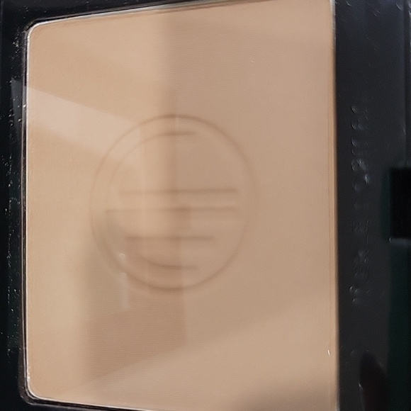 Merle Norman Ultra buff powder foundation - Picture 2 of 5